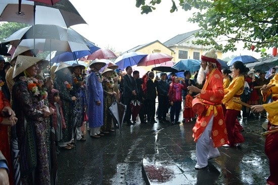 “Sac bua” parade, a kind of folk performances to pray for luck on the occasion of New Year.