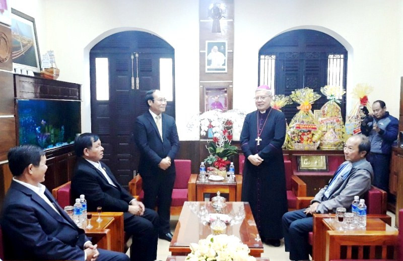 Đoàn công tác của tỉnh thăm, chúc tết Tòa Giám mục Giáo phận Đà Nẵng. Ảnh: N.T