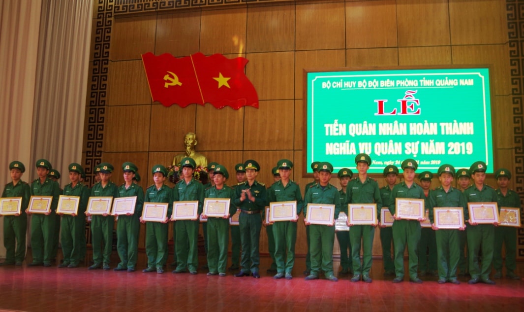 Thượng tá Hoàng Văn Mẫn – Phó Chính ủy BĐBP tỉnh tặng giấy khen của Bộ Chỉ huy  BĐBP cho 29 quân nhân đã hoàn thành xuất sắc nhiệm vụ trong thời gian tại ngũ. 