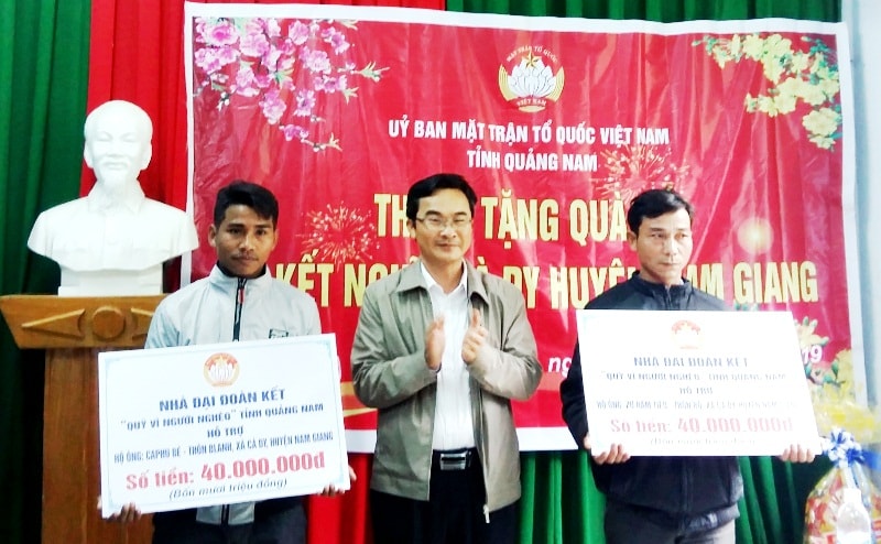 Phó Chủ tịch Ủy ban MTTQ Việt Nam tỉnh Nguyễn Phi Hùng trao biểu trưng hỗ trợ kinh phí xây dựng nhà đại đoàn kết cho 2 hộ nghèo xã Cà Dy. Ảnh: N.T