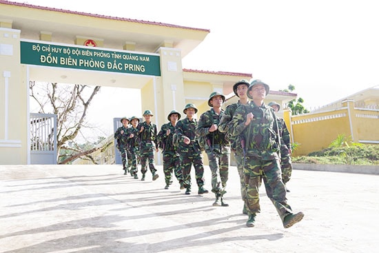 Trong không khí chào đón mùa xuân mới, Tết đến, xuân về trên bản làng, song không thiếu dấu chân thầm lặng ngày đêm tuần tra bảo vệ bình yên cuộc sống cho bà con dân bản của người lính mang quân hàm xanh.