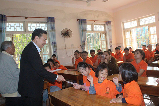Phó Chủ tịch UBND tỉnh Lê Văn Thanh tặng quà cho trẻ em  tại Trung tâm Bảo trợ nạn nhân chất độc da cam/dioxin. Ảnh: D.L