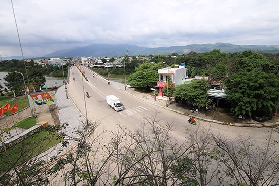 Cầu Ái Nghĩa bắc qua sông Vu Gia tạo động lực mới phát triển thương mại dịch vụ. Ảnh: T.C