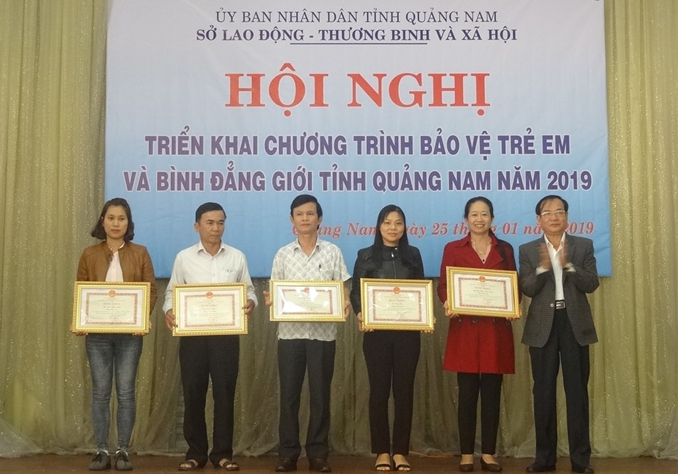 Khen thưởng 5 tập thể có thành tích xuất sắc trong công tác xây dựng xã, phường, thị trấn đạt tiêu chuẩn phù hợp với trẻ em, giai đoạn 2014 - 2018. Ảnh: M.L