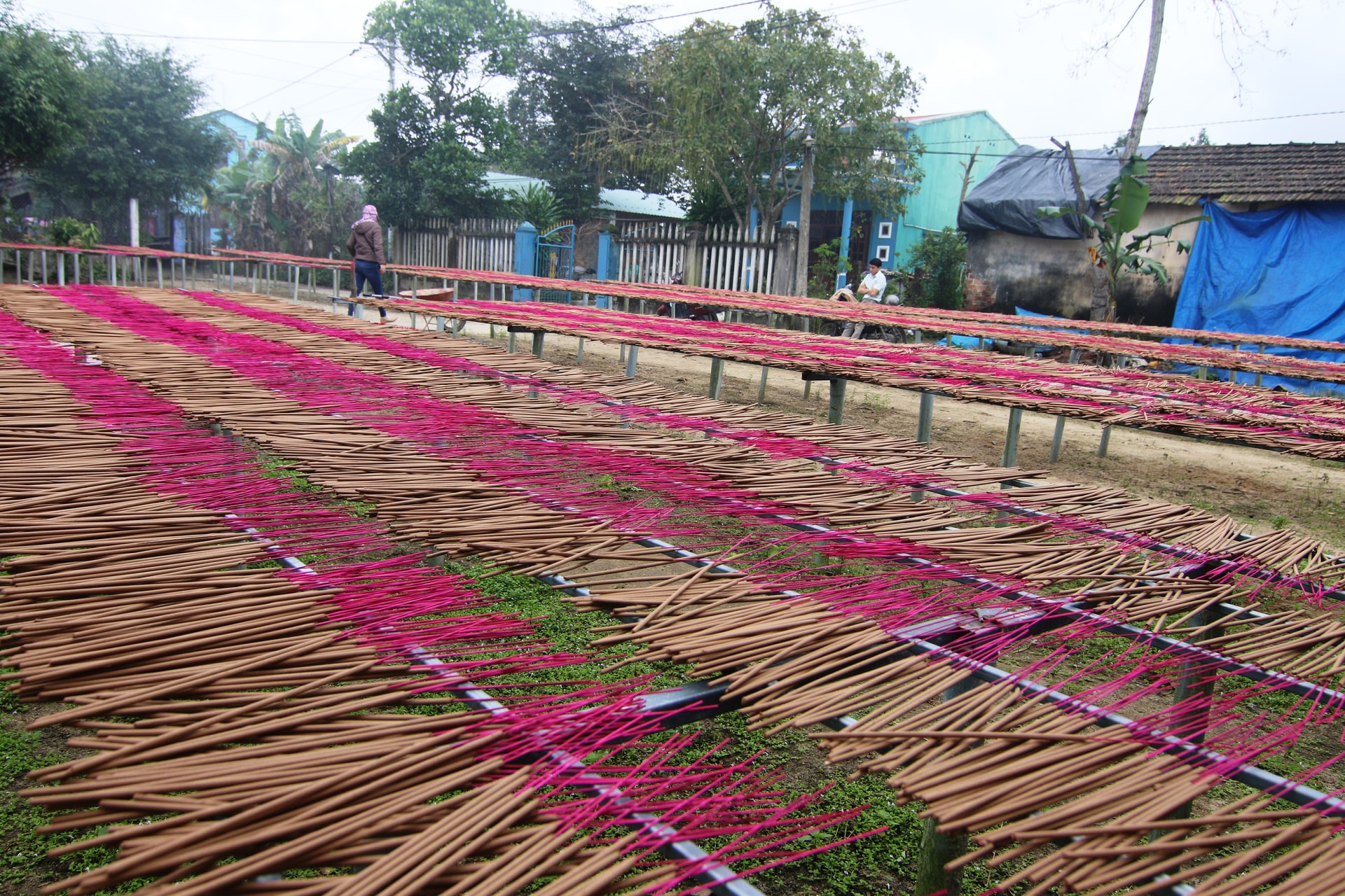 Nằm ven quốc lộ 1A (thuộc khu phố 4, thị trấn Hà Lam, Thăng Bình, Quảng Nam), Quán Hương hàng trăm năm qua đã nổi tiếng với nghề làm nhang thủ công truyền thống. Trải qua những thăng trầm lịch sử, bao thế hệ người dân nơi đây vẫn gắn bó, phát triển nghề góp phần giải quyết công ăn việc làm, tạo thu nhập ổn định cho một bộ phận người dân nơi đây, nhất là vào mùa nông nhàn.