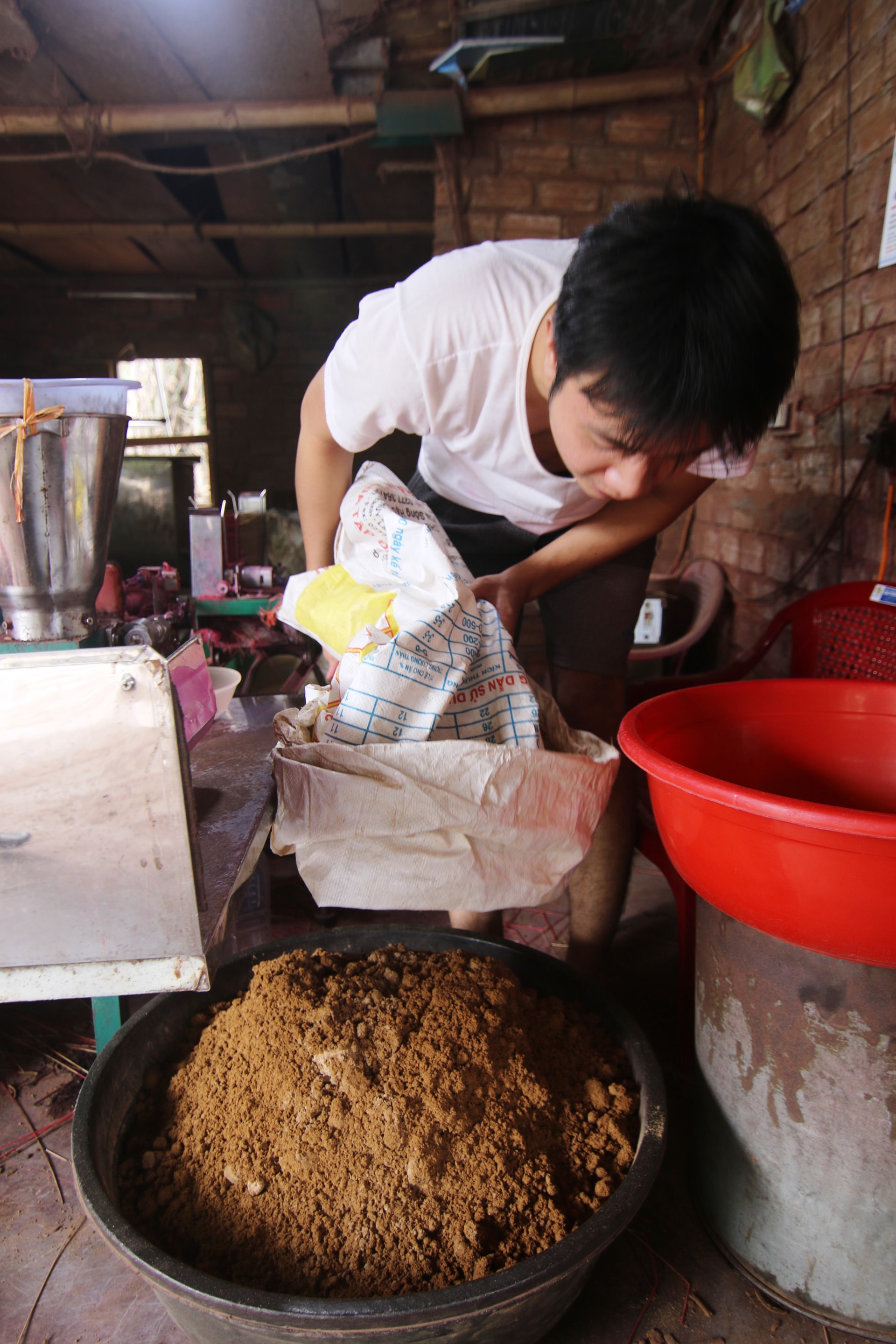 Hương thường được làm từ các hỗn hợp chính như bột quế (hoặc trầm), trấu và mùn cưa.