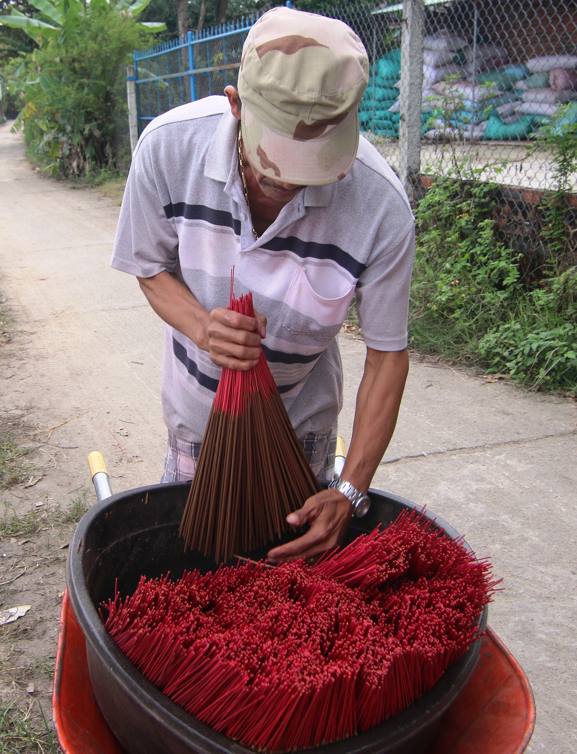 Khi mang hương đi phơi, ông Dũng chia sẻ: 