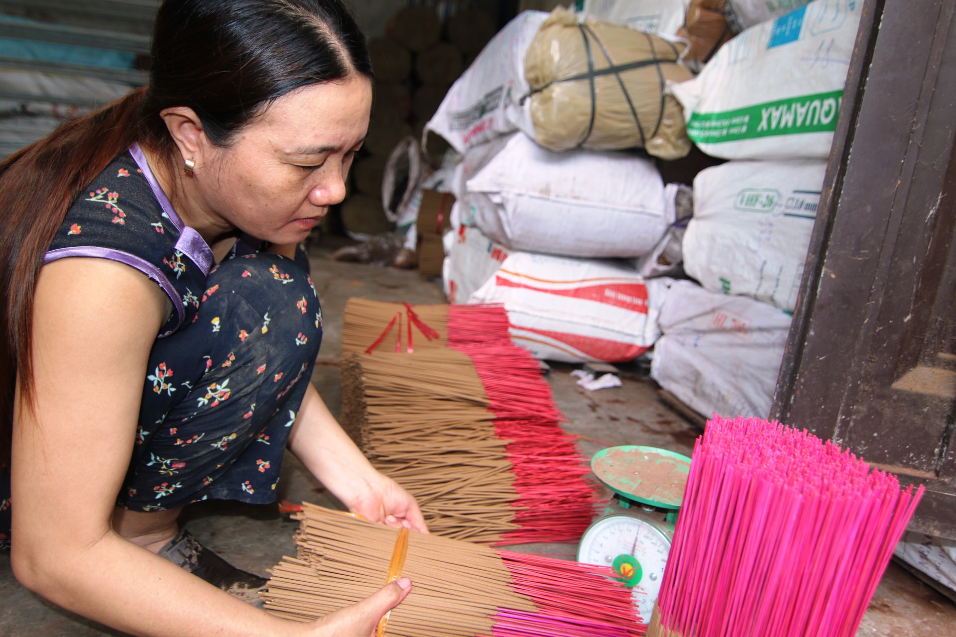 Người dân nơi đây tâm niệm, làm hương không chỉ mang lại nguồn thu mà còn mang giá trị truyền thống, tâm linh tốt đẹp. Thế nên họ rất cẩn thận, tỉ mỉ trong từng công đoạn, từ chuẩn bị nguyên liệu, làm hương cho đến đóng gói thành phẩm.