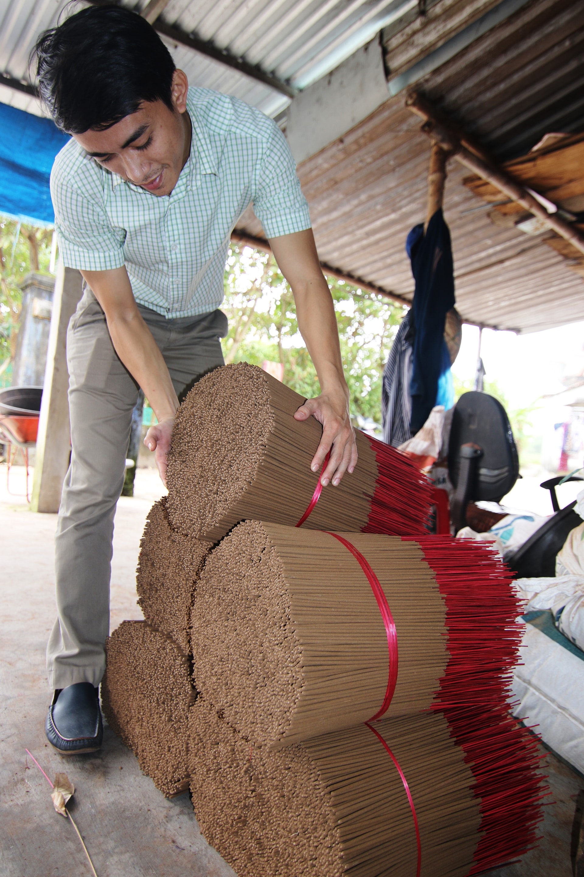 Hương trong vùng thường được tiểu thương đến mua tận nơi, rồi chuyển đi các vùng trong tỉnh hay các nơi lân cận như Đà Nẵng, Quảng Ngãi, Bình Định... Theo các tiểu thương, giá hương năm nay không có biến động, vẫn giữ ở mức 20 - 30 nghìn đồng/kg (đối với hương quế) và hơn 100 nghìn đồng/kg (đối với hương trầm)...