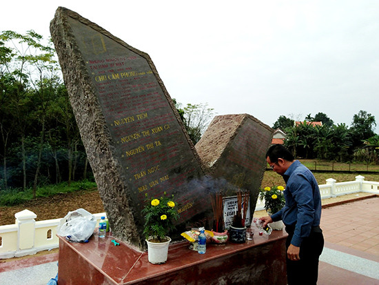Dâng hương tại Bia tưởng niệm nhà văn - nhà báo Chu Cẩm Phong.