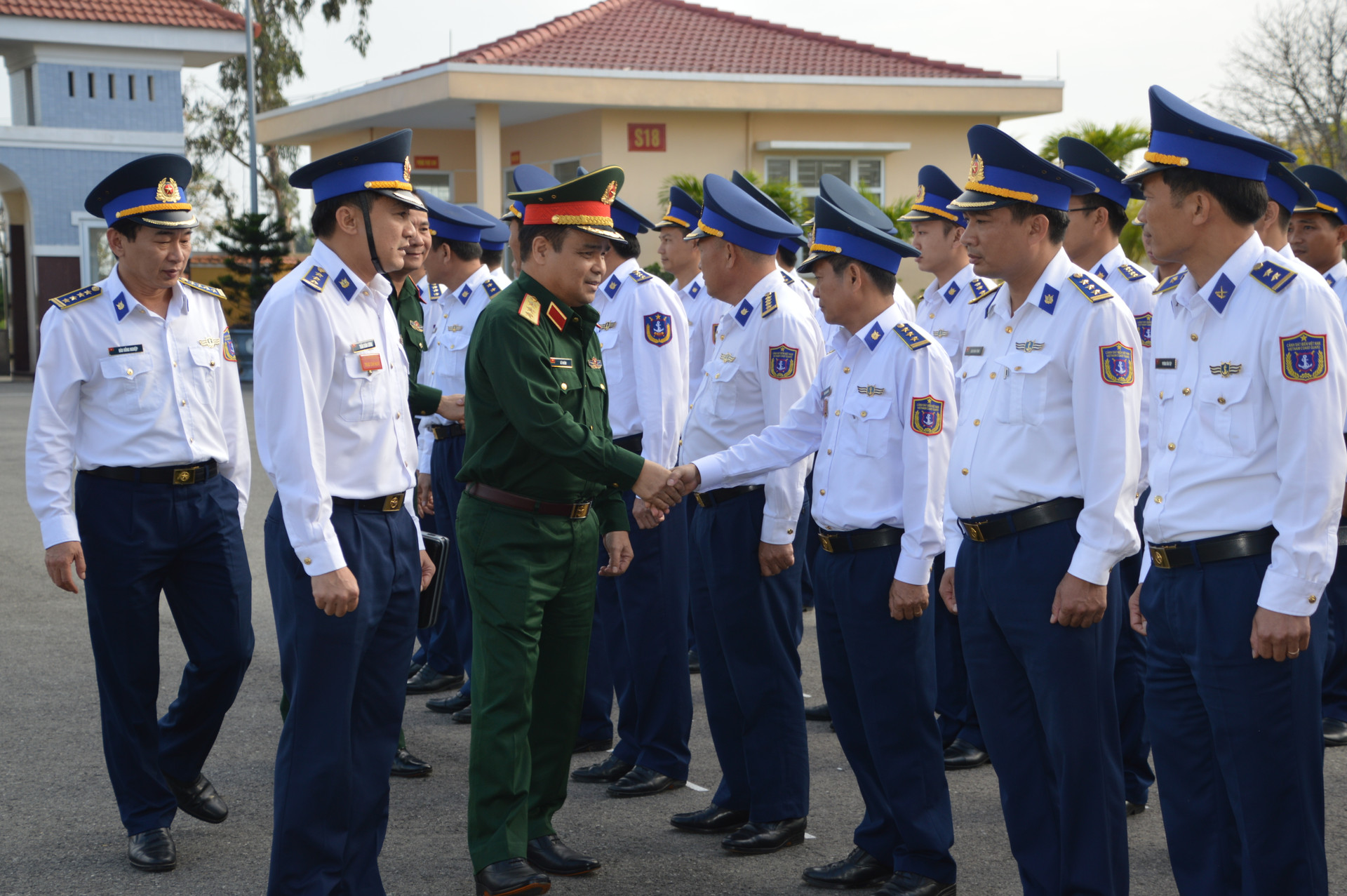 Thượng tướng Lê Chiêm kiểm tra Bộ tư lệnh Vùng Cảnh sát biển 2. Ảnh: V.T