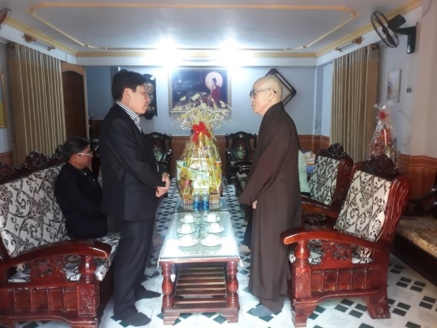 Lãnh đạo thị xã Điện Bàn đến thăm, chúc tết các cơ sở tôn giáo trên địa bàn. Ảnh: B.T
