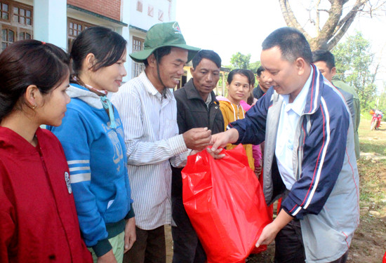 Ông Nguyễn Thanh Minh - Phó chủ tịch Công đoàn Báo Quảng Nam trao quà tết cho người dân. Ảnh: VINH LỆ