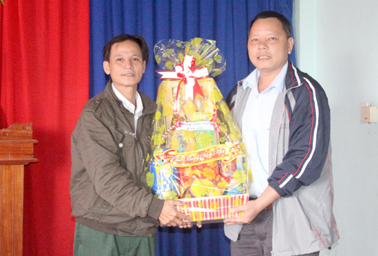 Báo Quảng Nam cũng đã trao 2 phần quà cho đại diện lãnh đạo xã Trà Kót. Ảnh: VINH LỆ
