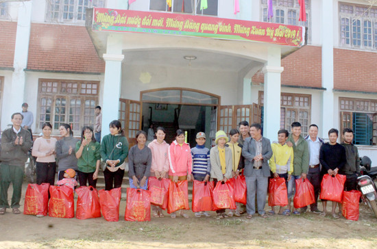 Báo Quảng Nam trao 30 suất quà tết cho người dân xã Trà Kót. Ảnh: VINH LỆ