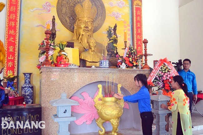 Người dân đến viếng Đền thờ Hùng Vương và Chủ tịch Hồ Chí Minh tại làng Trừng Giang, xã Điện Trung, thị xã Điện Bàn, Quảng Nam. (Ảnh do nhân vật cung cấp)