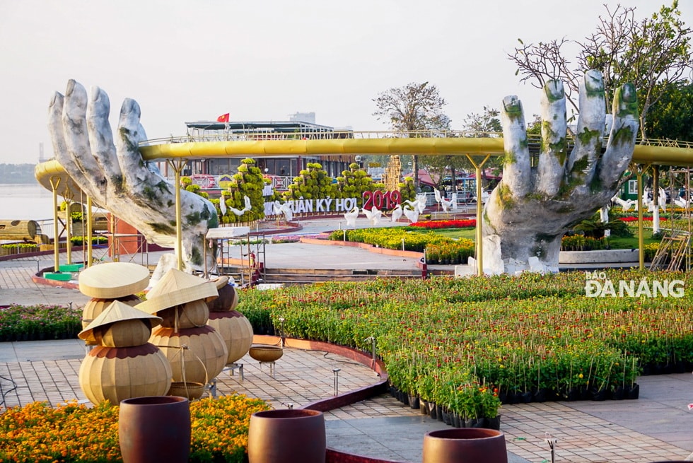 Đường hoa Đà Nẵng 2019 là sự pha quyện hài hòa giữa truyền thống với hiện đại, tại hai khu vực được trang trí với hai chủ điểm khác nhau ở phía Tây Cầu Rồng. Đường hoa sẽ chính thức hoàn thiện, chào đón người dân và du khách tham quan kể từ ngày 3.2.2019 tức 28 tết âm lịch.