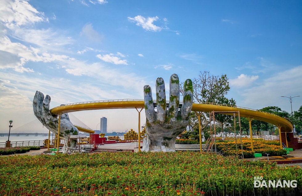 Mô hình Cầu Vàng tại Đường hoa Đà Nẵng có kích thước bằng ¼ kích thước của cầu thật, được trang trí bằng hoa và cây xanh, tựa như một dải hoa tung bay lơ lửng trên cao, sẽ là điểm nhấn đặc biệt của đường hoa năm nay, hứa hẹn tạo nên cơn sốt mới trong cộng đồng mạng.