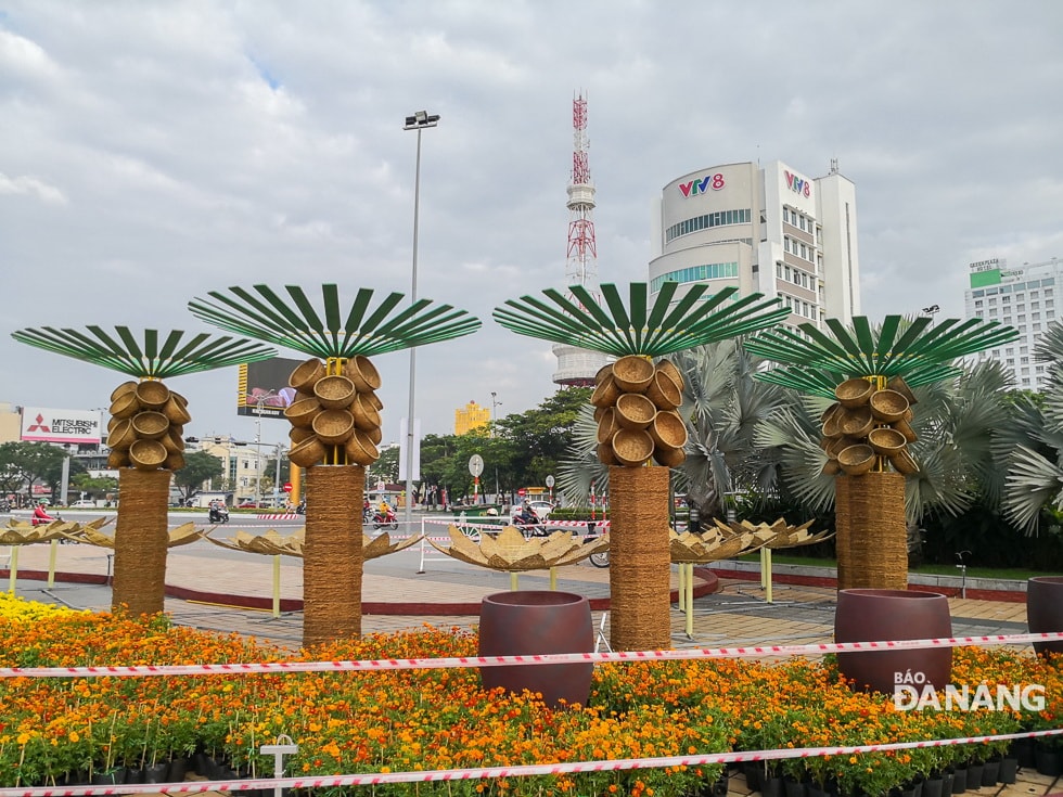 Những trụ hoa Tiểu cảnh “Hương đồng gió nội” gợi khung cảnh miền quê êm đềm với ước mong năm mới nhiều an yên và hạnh phúc. Những ống cơm lam đặc trưng vùng Tây Bắc tuôn trào thành suối hoa rực rỡ tạo nên tiểu cảnh “Cơm lam” nhiều sắc màu độc đáo.