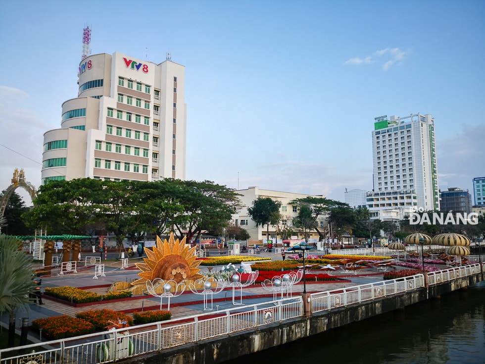 Bên cạnh mô hình cầu Vàng, đường hoa sẽ được chia thành hai khu vực chính là biển cả và sông núi, Ảnh: KHẢ THỊNH