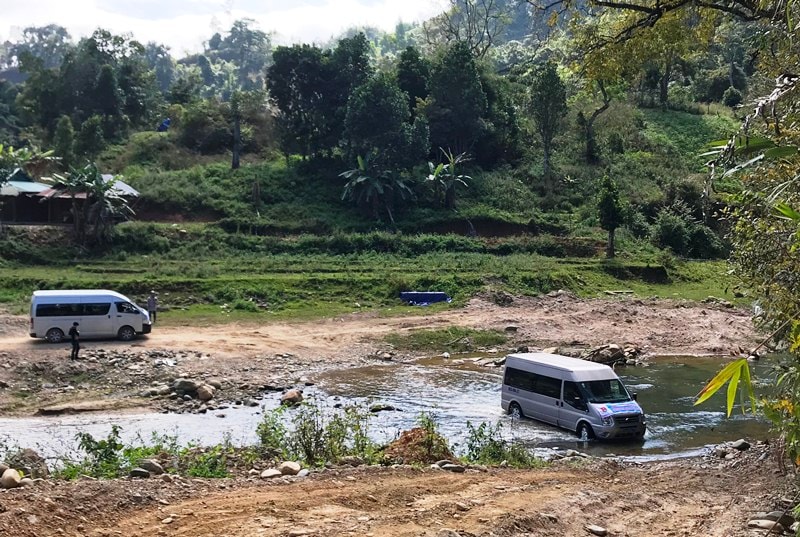 Xe ô tô đi vào vào thôn A Banh 2 (xã Tr'Hy) có lúc phải vượt qua suốt đá, dốc cao. Ảnh: VINH ANH