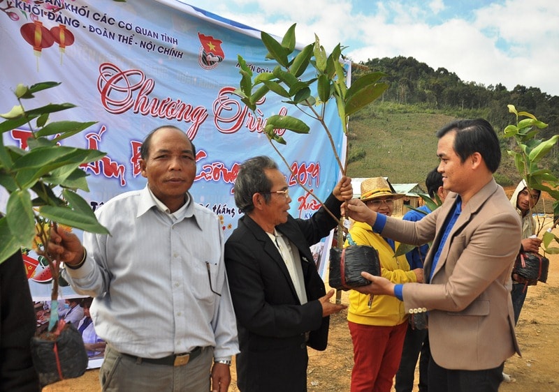 Cùng với đó, chương trình còn trao tặng 100 cây ăn quả, máy lọc nước, đèn điện, chiếu sáng năng lượng mặt trời, công trình vệ sinh và tổ chức khám bệnh, cấp phát thuốc cho bà con nhân dân và Ban nhân dân thôn A banh 2 (xã Tr’Hy). Ảnh: VINH ANH