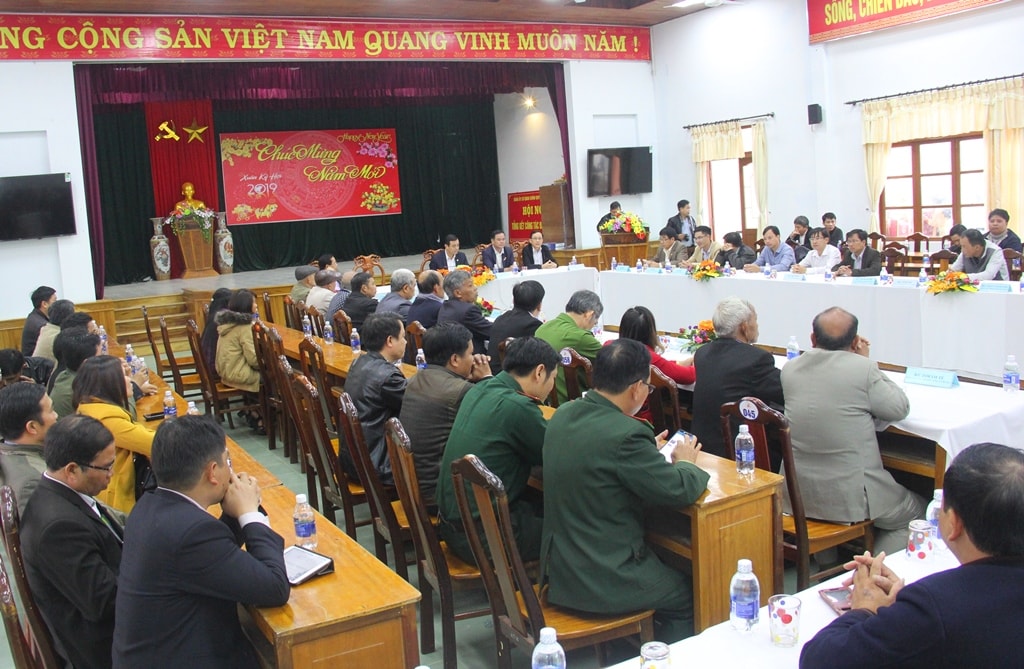 Các đại biểu lãnh đạo, nguyên lãnh đạo huyện Tây Giang tham dự buổi gặp mặt, chúc tết của Bí thư Tỉnh ủy Phan Việt Cường vào chiều 27.1. Ảnh: A.N