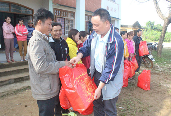 Đại diện Báo Quảng Nam tặng quà tết người dân có hoàn cảnh đặc biệt khó khăn của xã Trà Kót. Ảnh: D.L