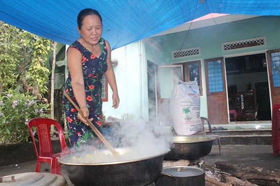 Những mẻ mứt các loại liên tục được bà Nguyệt cho ra lò phục vụ khách hàng. Ảnh: D.L