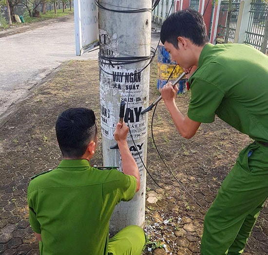 Công an huyện Thăng Bình ra quân bóc gỡ tờ rơi quảng cáo liên quan “tín dụng đen”. Ảnh T.S