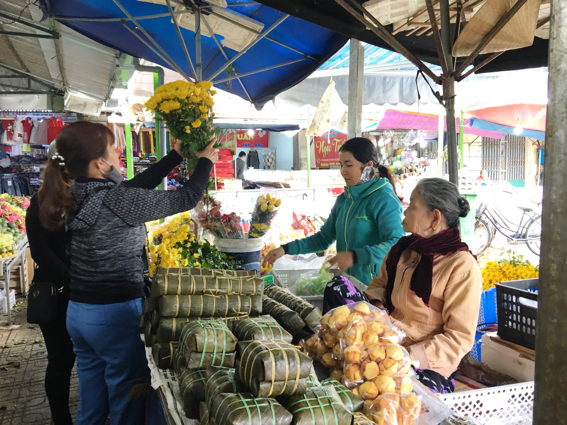 Người dân chọn mua hoa cúc để cúng trong ngày ông Công, ông Táo