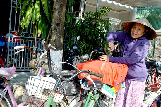 Nhiều phần quà ý nghĩa đã được trao cho những hoàn cảnh khó khăn khi tết đến xuân về.Ảnh: V.L