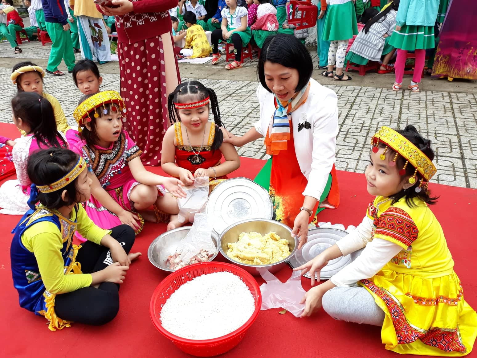 Cô giáo và học trò Trường Tiểu học Nguyễn Văn Trỗi cùng gói bánh chưng. Ảnh: C.N