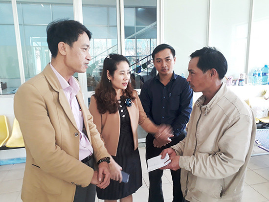 Lãnh đạo thành phố động viên người nhà chị Phương tại bệnh viên đa khoa Quảng Nam.