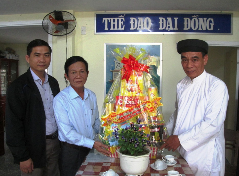 Đại diện lãnh đạo huyện Duy Xuyên chúc tết, tặng quà các cơ sở tôn giáo.  Ảnh: H.N