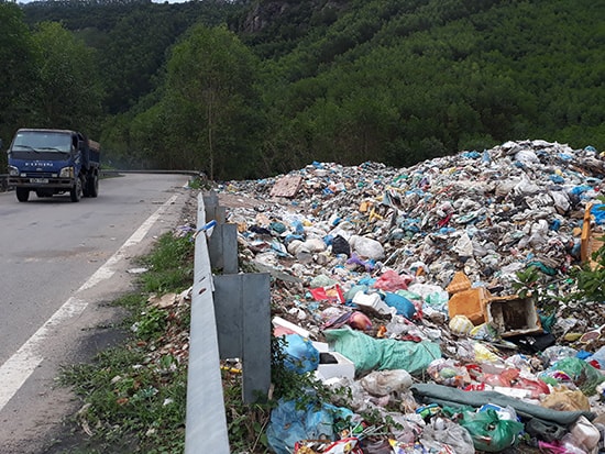 Dịp tết này, huyện Nông Sơn sẽ không còn tồn tại bãi chứa rác lộ thiên như thế này trên đường ĐT 610 thuộc xã Quế Trung, Ảnh: TRẦN HỮU.