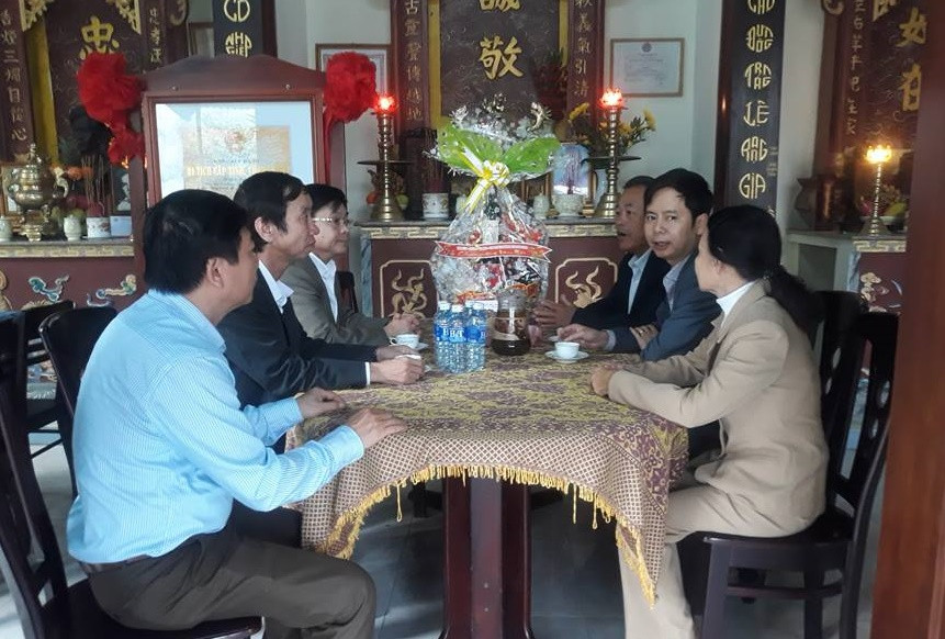 Phó Chủ tịch thường trực HĐND tỉnh Võ Hồng thăm hỏi, chúc tết thân nhân gia đình AHLS Nguyễn Văn Trỗi. Ảnh: B.T