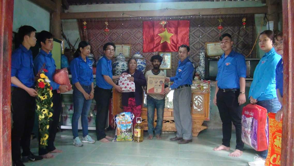 Trao tặng quà cho gia đình chính sách tại xã Tà Lu, huyện Đông Giang. Ảnh: M.L