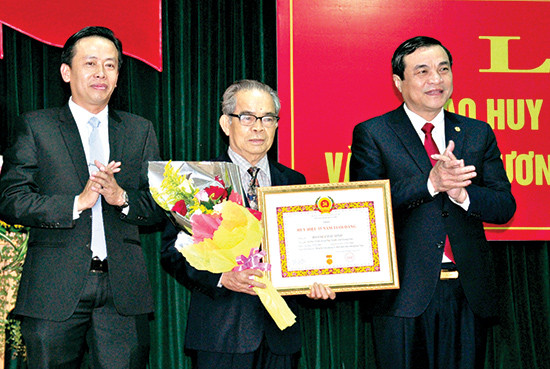Ủy viên Trung ương Đảng, Bí thư Tỉnh ủy Phan Việt Cường (bên phải) trao Huy hiệu 55 năm tuổi Đảng cho đảng viên Hoàng Châu Sinh. Ảnh: NGUYÊN ĐOAN
