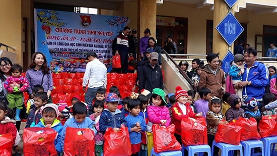 Thành đoàn Hội An tặng quà cho trẻ em có hoàn cảnh khó khăn.