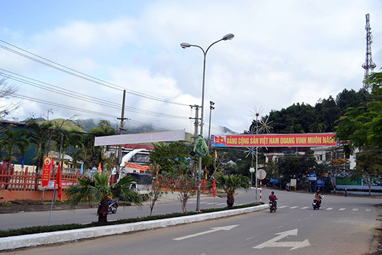 Đường Hồ Chí Minh qua trung tâm huyện Đông Giang những ngày này.