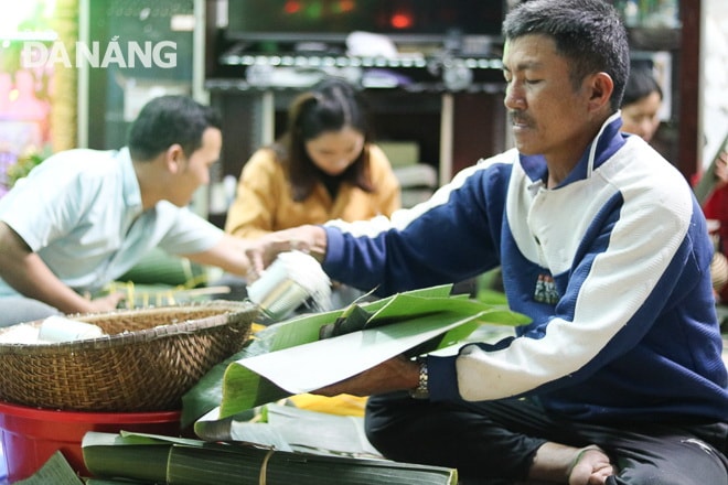Đối với bánh tét, công đoạn gói bánh có phần phức tạp hơn so với bánh chưng. Ảnh: VĂN HOÀNG