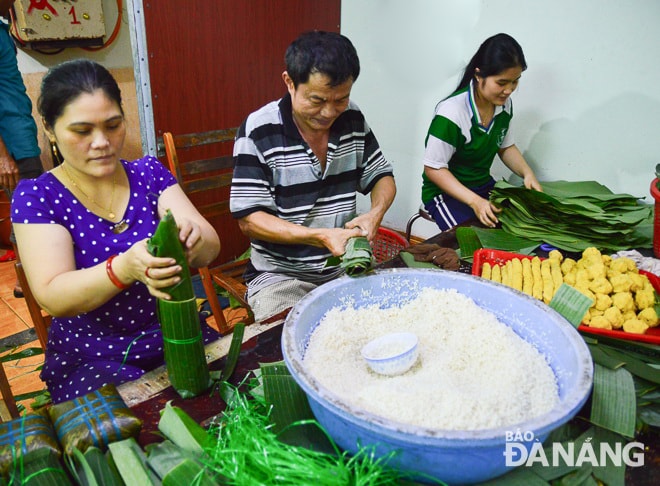 Cơ sở bánh chưng, bánh tét Liễu của vợ chồng anh Lê Thanh Toàn - chị Lê Thị Bích Liễu tại K104/28 Lê Đình Lý (phường Vĩnh Trung, quận Thanh Khê) bắt đầu gói bánh từ 25 tháng Chạp. Mọi nguyên liệu được gia đình đặt mua từ sớm để kịp phục vụ cho việc nấu bánh Tết, bên cạnh đó là thuê nhân công phụ tước lá chuối, gói và nấu bẢnh: XUÂN SƠN