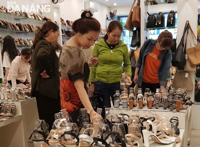 Giáp Tết, nhu cầu mua sắm của người dân tăng cao.