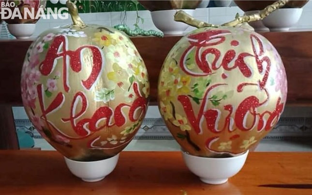 Dừa khắc chữ “An khang thịnh vượng”.