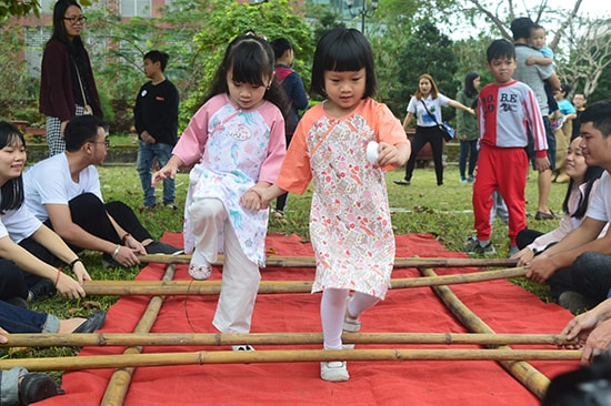 Bé tập nhảy sạp. Ảnh: Q.T