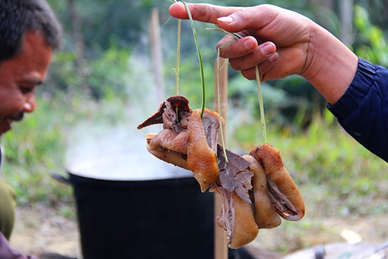 Ở nhiều vùng đồng bào Cơ Tu, tục chia phần vẫn được xem như một nét văn hóa độc đáo gắn kết cộng đồng. Ảnh: Đ.N