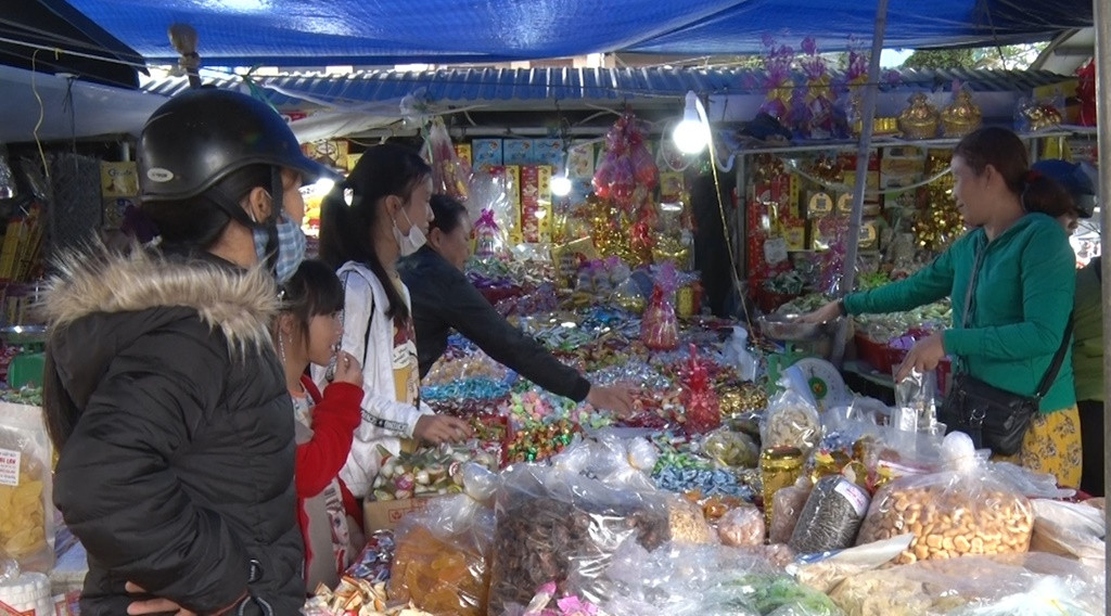 Tại các chợ, bánh, kẹo được bán tràn lan, không rõ nguồn gốc, xuất xứ. Ảnh: M.L