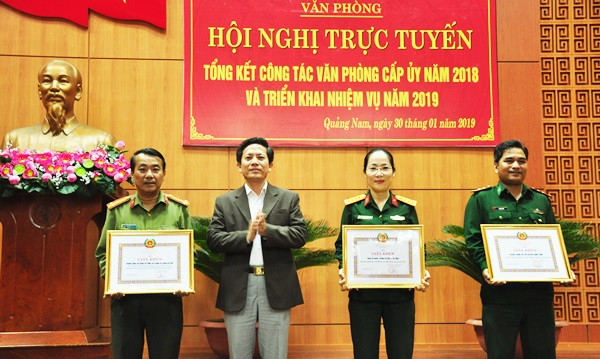 Chánh Văn phòng Tỉnh ủy Trần Nam Hưng tặng Giấy khen 
