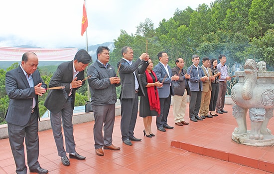 Các Đoàn dâng hương, dâng hoa tưởng niệm tại Nhà bia di tích lịch sử Quốc gia Ban Kiểm tra Khu ủy Khu V.